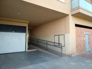 Local comercial y plazas de aparcamiento en Av. Mediterráneo 4