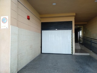 Local comercial y plazas de aparcamiento en Av. Mediterráneo 5
