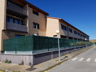 Edificio de viviendas, plazas de garaje y trasteros en Rodezno 10