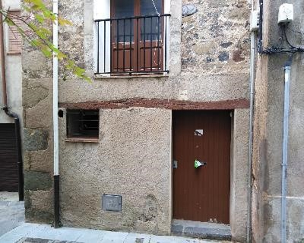 Casa adosada en C/ Major, Castellfollit de la Roca (Girona)