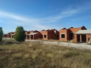 Promoción casas adosadas en construcción detenida en Ur La Loma 1