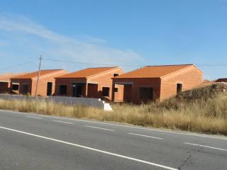 Promoción casas adosadas en construcción detenida en Ur La Loma 3