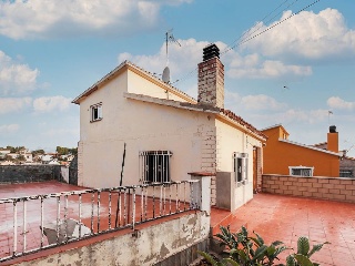 Chalet independiente en C/ Anoia 18