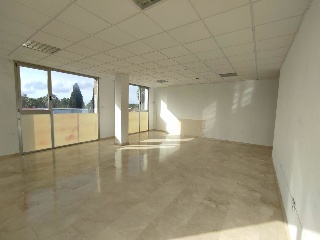 Conjunto de oficinas y plazas de garaje en Av Las Golondrinas 13