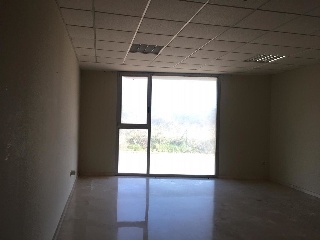 Conjunto de oficinas y plazas de garaje en Av Las Golondrinas 25