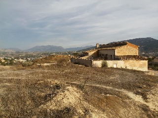 Suelo rústico con edificación en Alcoy, Alicante. 57