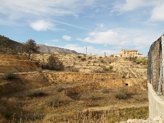 Suelo rústico con edificación en Alcoy, Alicante. 62