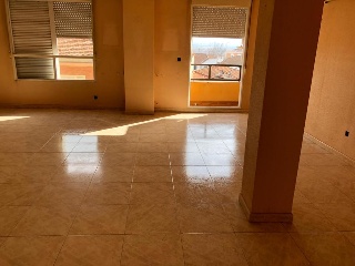 Piso con anejos en Av Reyes Católicos 23