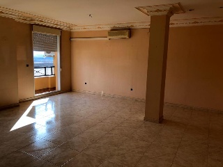 Piso con anejos en Av Reyes Católicos 24