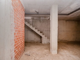 Local comercial en Av de los Jerónimos 38