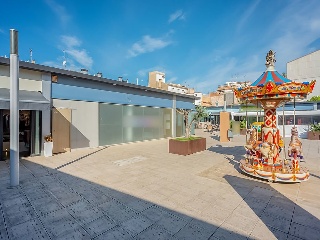 Locales y plazas de garaje en C/ Caritat 34