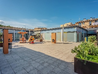 Locales y plazas de garaje en C/ Caritat 38
