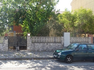 Solar con vivienda en Av Bofarull 12
