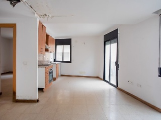 Locales y garajes en C/ Raval de Farigola 23