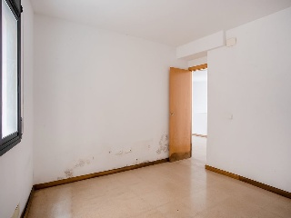Locales y garajes en C/ Raval de Farigola 27