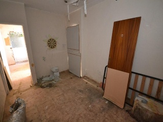 07057-0001 27