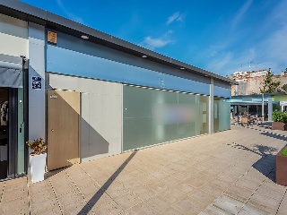 Locales y plazas de garaje en C/ Caritat 55