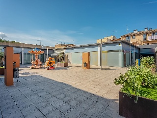 Locales y plazas de garaje en C/ Caritat 60