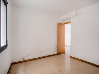 Locales y garajes en C/ Raval de Farigola 45