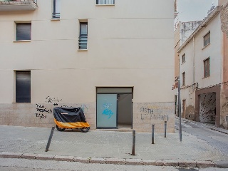 Locales y garajes en C/ Raval de Farigola 54
