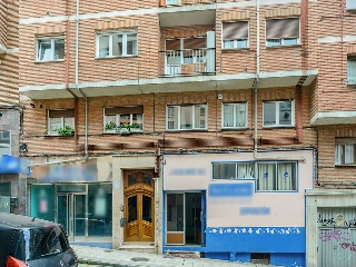 Local en venta en Oviedo de 174  m²
