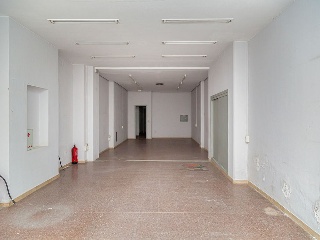 Locales en C/ Salvador Minguijon, Zaragoza 2