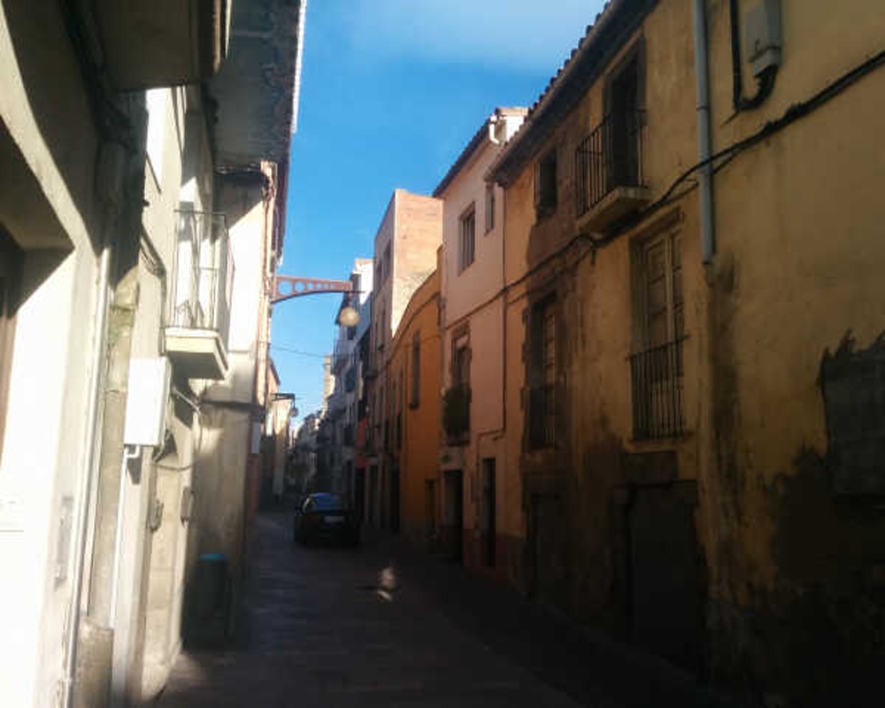 Pisos y local en C/ Major, La Jonquera (Girona)