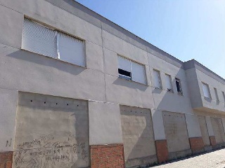 Local en Av Bernardo María Calzada 4