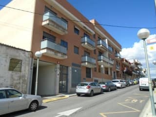 Pisos y garajes en C/ Vint i vuit 4