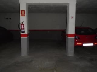 Pisos y garajes en C/ Vint i vuit 5