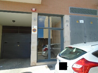 Pisos y garajes en C/ Vint i vuit 12