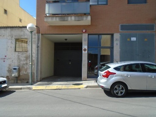 Pisos y garajes en C/ Vint i vuit 14