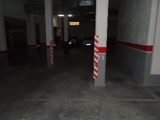 Pisos y garajes en C/ Vint i vuit 17