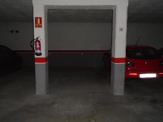 Pisos y garajes en C/ Vint i vuit 18
