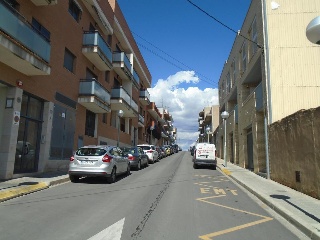 Pisos y garajes en C/ Vint i vuit 20