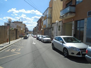 Pisos y garajes en C/ Vint i vuit 21