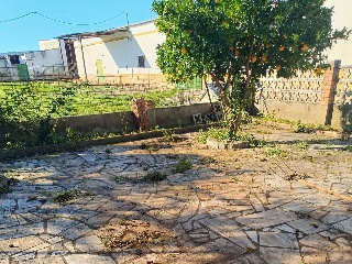 Terreno con edificación en Almendral 17