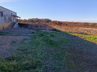 Terreno con edificación en Almendral 23