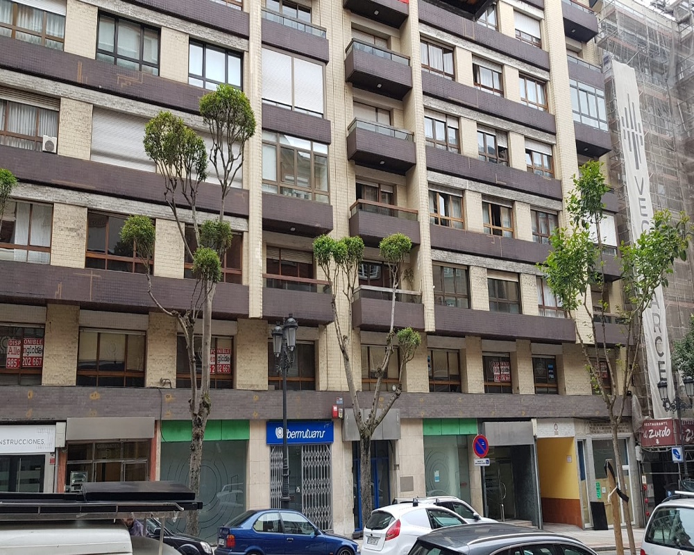 Oficina con garajes en C/ Cervantes - Oviedo - Asturias