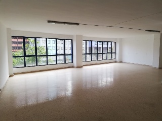 Oficinas con garaje en C/ León y Castillo 4