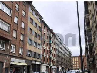 Piso en venta en Oviedo de 93  m²