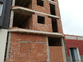 Edificio en construcción detenida en C/ San Juan 3