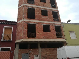 Edificio en construcción detenida en C/ San Juan 5