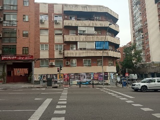 Local comercial en C/ Saavedra Fajardo, Madrid 2