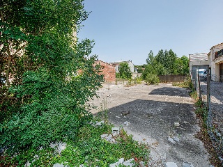 Suelo en Av Santa Coloma 27