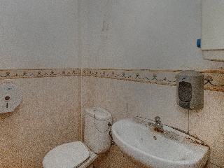 Local en C/ Montseny, Girona 53