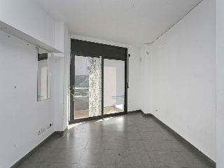 Pisos y locales en C/ Joan Salvat i Papasseit 12