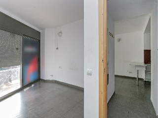 Pisos y locales en C/ Joan Salvat i Papasseit 19