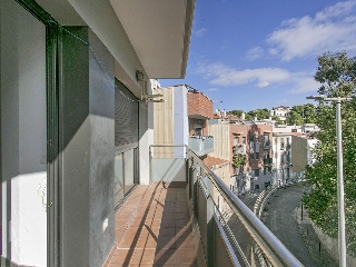 Pisos y locales en C/ Joan Salvat i Papasseit 23