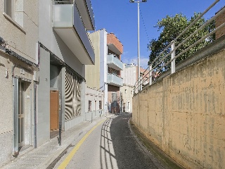 Pisos y locales en C/ Joan Salvat i Papasseit 30